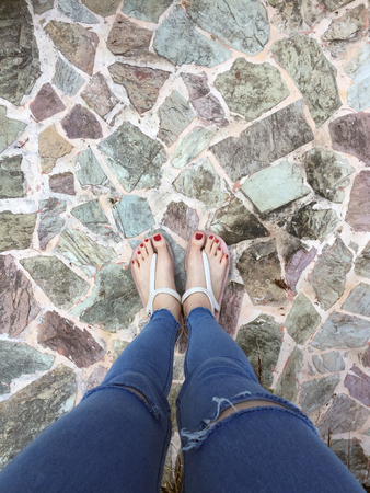 サンダル ジーパン女性のタイル背景素晴らしいの任意使用上の爪の赤と素足のクローズ アップ の写真素材 画像素材 Image サンダル ジーパン女性のタイル背景素晴らしいの任意使用上の爪の赤と素足のクローズ アップ の写真素材 画像素材 Image