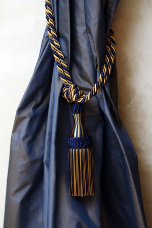 Venster Met Luxe Rood Gordijn. Geïsoleerd Op Een Witte Achtergrond ... Venster Met Luxe Rood Gordijn. Geïsoleerd Op Een Witte Achtergrond ...