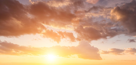 夕焼けや夜明けの空で、夕方や朝に劇的な雲を突き破る太陽の光