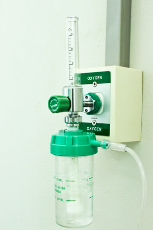 病室で酸素流量計酸素の壁に取り付けられたクローズ アップ 流量計 患者に達する酸素の量を測定するために吸入装置です 青い静物アクセント の写真素材 画像素材 Image