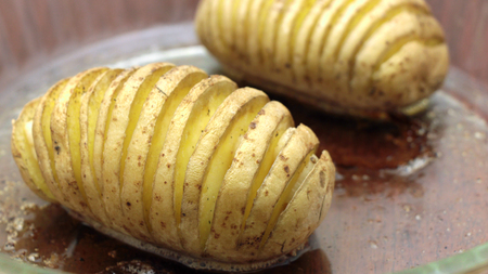 ディル 伝統的なスウェーデンのスライスを振りかけた Hasselback ポテト焼き白皿にポテト の写真素材 画像素材 Image