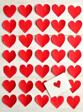 赤いハートの紙の上の赤いハート メッセージ カードの背景をカット の写真素材 画像素材 Image 35035511