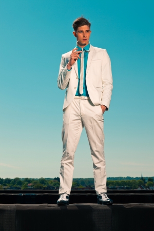 白いスーツでレトロな夏 50 代ファッション男 サングラスを保持 の写真素材 画像素材 Image 白いスーツでレトロな夏 50 代ファッション男 サングラスを保持 の写真素材 画像素材 Image