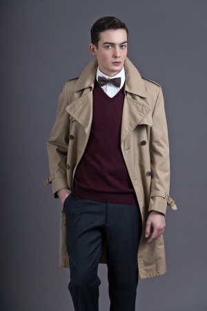 光茶色レインコートでレトロな 1950 年代英国スタイル ファッション若い男 暗い赤シャツと蝶ネクタイを着用します グレーに撮影スタジオ の写真素材 画像素材 Image 光茶色レインコートでレトロな 1950 年代英国スタイル ファッション若い男 暗い赤シャツと蝶ネクタイを着用します グレーに撮影スタジオ の写真素材 画像素材 Image