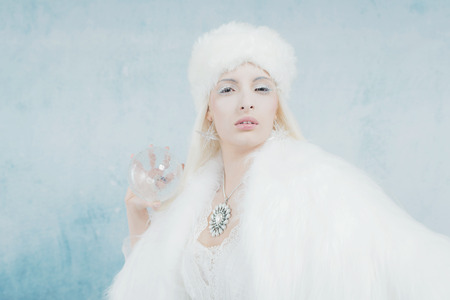 水色の壁と白い毛皮で雪の女王のファッション の写真素材 画像素材 Image