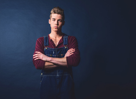 レトロな 1950 年代労働者ファッション男ジーンズよだれかけを身に着けています の写真素材 画像素材 Image レトロな 1950 年代労働者ファッション男ジーンズよだれかけを身に着けています の写真素材 画像素材 Image