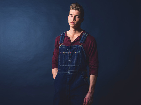 レトロな 1950 年代労働者ファッション男ジーンズよだれかけを身に着けています の写真素材 画像素材 Image レトロな 1950 年代労働者ファッション男ジーンズよだれかけを身に着けています の写真素材 画像素材 Image
