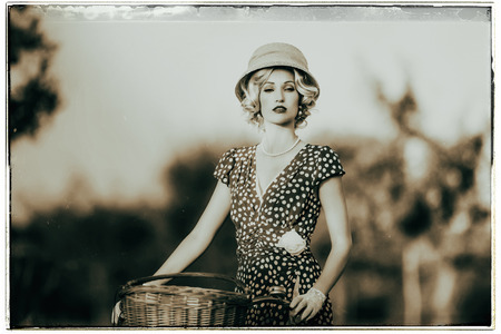 1930 年代のヴィンテージ自転車で田園風景に立っている青い夏ドレスのファッション女性 の写真素材 画像素材 Image 1930 年代のヴィンテージ自転車で田園風景に立っている青い夏ドレスのファッション女性 の写真素材 画像素材 Image