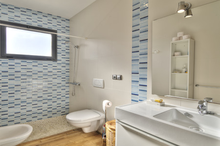 Bagno Moderno In Villa Di Lusso Foto Royalty Free, Immagini ... Bagno Moderno In Villa Di Lusso Foto Royalty Free, Immagini ...