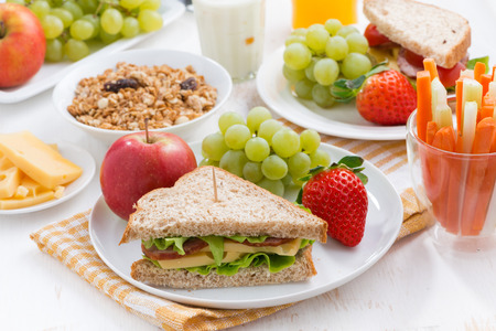 gesundes Schulfrühstück mit den frischen Obst und Gemüse, horizontal