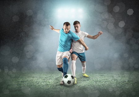 雲と空の下で夏の日にダイナミックなアクションでサッカー場のサッカー選手 スポーティな男は 屋外でボールを撮影しています の写真素材 画像素材 Image 雲と空の下で夏の日にダイナミックなアクションでサッカー場のサッカー選手 スポーティな男は 屋外でボールを撮影しています の写真素材 画像素材 Image