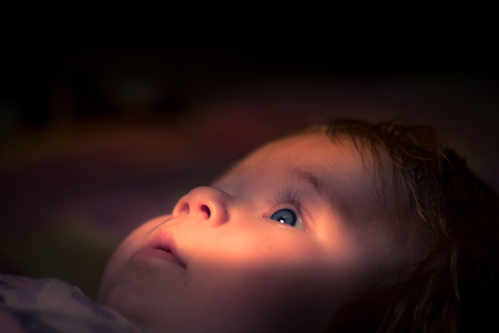 かわいい子 子供の顔に日光 新生児 少女の好奇心に満ちた表情 の写真素材 画像素材 Image