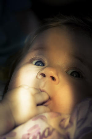 かわいい子 子供の顔に日光 新生児 少女の好奇心に満ちた表情 の写真素材 画像素材 Image かわいい子 子供の顔に日光 新生児 少女の好奇心に満ちた表情 の写真素材 画像素材 Image