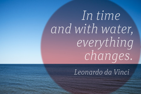 自然は決して彼女自身の法律を破らない 穏やかな海の風景と写真の上に印刷された古代イタリアのアーティストレオナルド ダ ヴィンチの引用 の写真素材 画像素材 Image