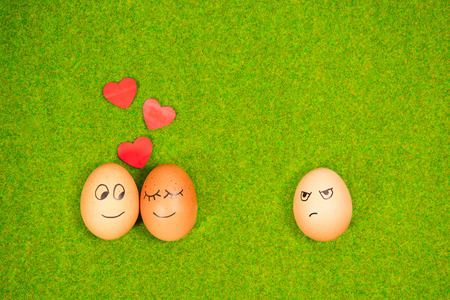 面白い卵愛と嫉妬の緑の草に卵します ロマンチックな夏 の写真素材 画像素材 Image