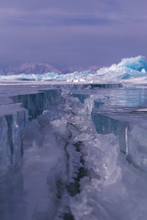 透明で白い流氷と岩の上の霜 バイカル湖の美しい冬の風景 の写真素材 画像素材 Image
