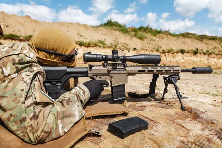 砂漠で銃を持つ迷彩で若い男性スナイパー の写真素材 画像素材 Image