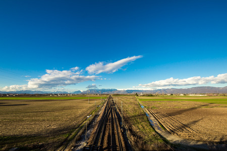 Una Ferrovia Attraverso I Campi In Direzione Delle Montagne Del Friuli Venezia Giulia Italia