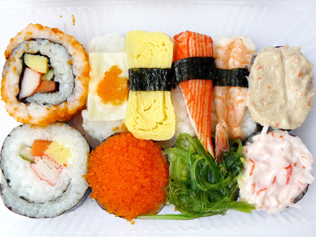 日本料理。白い背景に分離されたマヨネーズ寿司海老とびっこの平面図を 