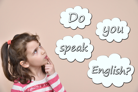 思いやりのある少女本文英語を話す 5 つの言語で の写真素材 画像素材 Image 思いやりのある少女本文英語を話す 5 つの言語で の写真素材 画像素材 Image