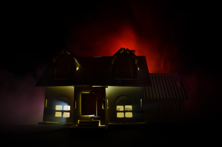 月明かりの晩に幽霊や霧の中でホラーお化け屋敷を放棄された古い家 現実的な大きな満月の古い神秘的なヴィラ ホラー ハロウィンのコンセプトです の写真素材 画像素材 Image