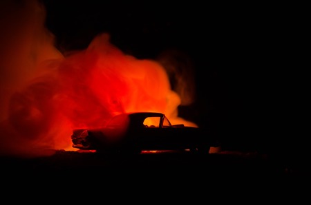 Brennende Auto Auf Einem Dunklen Hintergrund Auto Fangen Feuer Nach Vandalismus Oder Strasse Hinweis Burning Vintage Car Nightshot Lizenzfreie Fotos Bilder Und Stock Fotografie Image