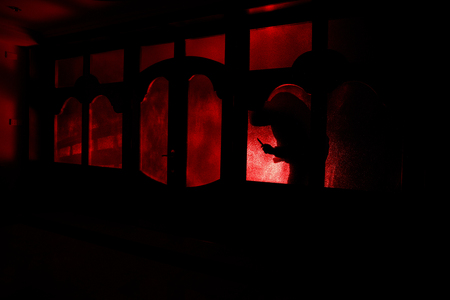 閉じたガラスのドアを通してドアの未知の影の人物のシルエット 夜の窓の前にいる人間のシルエット マニアックのぼやけたシルエットの怖いシーンハロウィンコンセプト の写真素材 画像素材 Image 閉じたガラスのドアを通してドアの未知の影の人物のシルエット 夜の窓の前にいる人間のシルエット マニアックのぼやけたシルエットの怖いシーンハロウィンコンセプト の写真素材 画像素材 Image