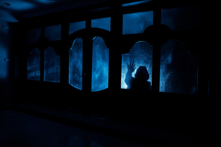 閉じたガラスのドアを通してドアの未知の影の人物のシルエット 夜の窓の前にいる人間のシルエット マニアックのぼやけたシルエットの怖いシーンハロウィンコンセプト の写真素材 画像素材 Image 閉じたガラスのドアを通してドアの未知の影の人物のシルエット 夜の窓の前にいる人間のシルエット マニアックのぼやけたシルエットの怖いシーンハロウィンコンセプト の写真素材 画像素材 Image