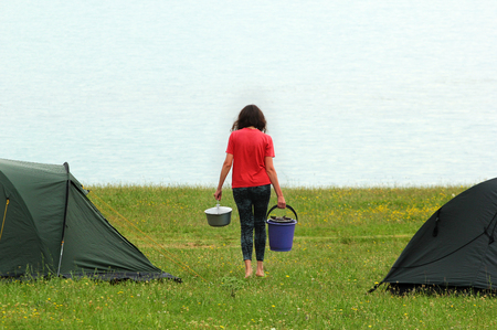 Zelte Auf Dem Campingplatz In Der Nähe Des Wasserreservoir Camping Zelten auf grünen Wiesen neben Meer beleuchtet von