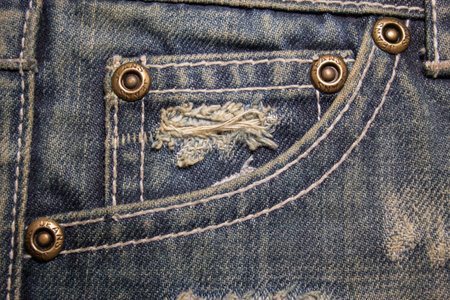 Con Pantalones Vaqueros Sucios Con Agujeros Y Arañazos. Bolsillo De Vaqueros Con Botones De Remaches Con Los Pantalones De Signo En La Llanta. Fotos, Retratos, Imágenes Y Fotografía