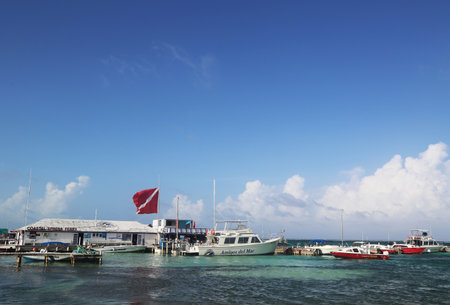 サンペドロ ベリーズ アミーゴス デル マールのドックの船 6 月 10 日 13 年 6 月 10 日にサン Pedro で サン Pedro はベリーズ アンバーグ リスキー島の人気の観光地 の写真素材 画像素材 Image