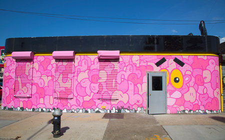 ブルックリン ニューヨーク 東ウィリアムズバーグ ブルックリン地区で 5 月 1 日ピンク パンサー壁画 1 ブッシュウィック集団として知られている 14年屋外アート ギャラリーは ブルックリンのストリート アートの最も多様なコレクション の写真素材 画像素材 ブルックリン ニューヨーク 東ウィリアムズバーグ ブルックリン地区で 5 月 1 日ピンク パンサー壁画 1 ブッシュウィック集団として知られている 14年屋外アート ギャラリーは ブルックリンのストリート アートの最も多様なコレクション の写真素材 画像素材