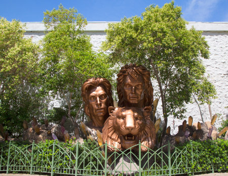 ラスベガス ミラージュのカジノのラスベガス ネバダ州 14 年 5 月 9 日 ジークフリートとロイ像 彼らは ホワイト ライオン ホワイトタイガー 出場のため知られています の写真素材 画像素材 Image ラスベガス ミラージュのカジノのラスベガス ネバダ州 14 年 5 月 9 日 ジークフリートとロイ像 彼らは ホワイト ライオン ホワイトタイガー 出場のため知られています の写真素材 画像素材 Image