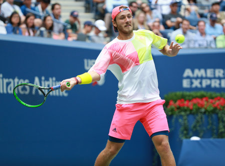 ニューヨーク 17 年 9 月 3 日 プロのテニス プレーヤー ルーカス Pouille フランスの彼米国のオープン 17 ビリー ビリージーンキングナショナル テニス センターで 4 試合ラウンド中の の写真素材 画像素材 Image ニューヨーク 17 年 9 月 3 日 プロのテニス プレーヤー ルーカス Pouille フランスの彼米国のオープン 17 ビリー ビリージーンキングナショナル テニス センターで 4 試合ラウンド中の の写真素材 画像素材 Image