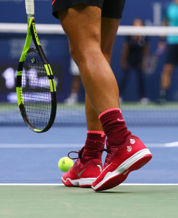 NUEVA YORK 29 de agosto, 2016: campeón de Grand Slam, Rafael Nadal de España lleva personalizados zapatillas de tenis Nike durante el Abierto de NUEVA YORK 29 de agosto, 2016: campeón de Grand Slam, Rafael Nadal de España lleva personalizados zapatillas de tenis Nike durante el Abierto de