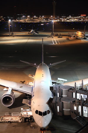 飛行機 夜明け 東京国際空港の駐車場 の写真素材 画像素材 Image 飛行機 夜明け 東京国際空港の駐車場 の写真素材 画像素材 Image
