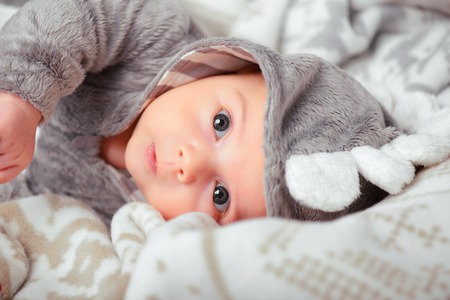 かわいい小さな赤ちゃん面白いボディー スーツで の写真素材 画像素材 Image かわいい小さな赤ちゃん面白いボディー スーツで の写真素材 画像素材 Image