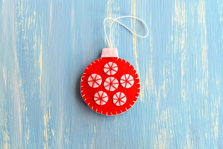 赤刺繍フェルト ボール飾り青い木製の背景に分離しました ステッチ飾りの外側に表示されます 手作りの素敵なクリスマスの装飾 子供と女性のための裁縫趣味 の写真素材 画像素材 Image 赤刺繍フェルト ボール飾り青い木製の背景に分離しました ステッチ飾りの外側に表示されます 手作りの素敵なクリスマスの装飾 子供と女性のための裁縫趣味 の写真素材 画像素材 Image