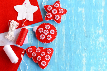 ホーム クリスマスをオーナメントします クリスマス ツリー ボールと星の飾り 赤と白のスレッド ジュート 針 型紙 フェルト シート本文空スペースで青の背景に キッズ ホリデー クラフト の写真素材 画像素材 Image ホーム クリスマスをオーナメントします クリスマス ツリー ボールと星の飾り 赤と白のスレッド ジュート 針 型紙 フェルト シート本文空スペースで青の背景に キッズ ホリデー クラフト の写真素材 画像素材 Image