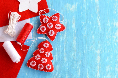 ホーム クリスマスをオーナメントします クリスマス ツリー ボールと星の飾り 赤と白のスレッド ジュート 針 型紙 フェルト シート本文空スペースで青の背景に キッズ ホリデー クラフト の写真素材 画像素材 Image