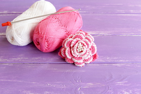 自家製ピンクとビーズで飾られた白いかぎ針編みの花 綿の 2 つかせ糸し かぎ針編みのライラックの木の背景にフック 簡単かつ美しい編み物アイデア の写真素材 画像素材 Image 自家製ピンクとビーズで飾られた白いかぎ針編みの花 綿の 2 つかせ糸し かぎ針編みのライラックの木の背景にフック 簡単かつ美しい編み物アイデア の写真素材 画像素材 Image