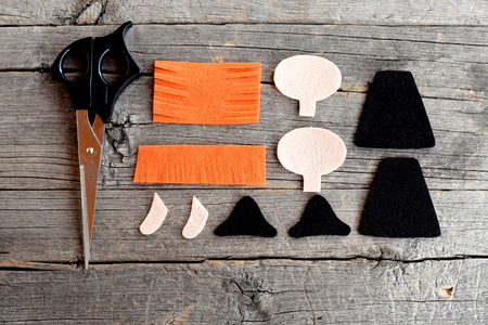 ハロウィン魔女の人形を縫う方法 ステップ フェルト魔女パターン はさみ 古い木製の背景シートを感じた 子供と初心者のためのハロウィーンの工芸品のプロジェクト トップ ビュー の写真素材 画像素材 Image