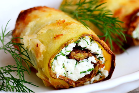 ぬいぐるみズッキーニのレシピをロールします 揚げズッキーニは皿に豆腐チーズとディルでロールします おいしい野菜前菜のレシピ クローズ アップ の写真素材 画像素材 Image