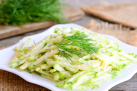 新鮮なズッキーニ チーズ ゴマ 白いプレートにディルのサラダ生ズッキーニ レシピ ビンテージ スタイル の写真素材 画像素材 Image