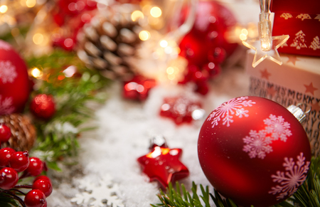 Coffrets cadeaux et arbre de Noël décoré coloré sur fond de bokeh blanc