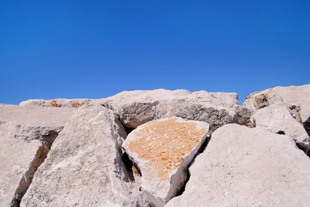 白い岩と青い海と風景の背景の空の石 美しい白い岩は石アドリア海 地中海の澄んだ水とビーチです 石 岩 海 青い空 の写真素材 画像素材 Image
