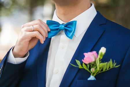 El Novio Elegante Del Primer Arropado En Chaqueta Azul Y La El Novio Elegante Del Primer Arropado En Chaqueta Azul Y La